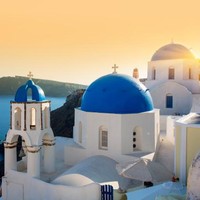 Yunani memiliki banyak tempat dengan pemandangan indah. Setiap pulau yang didatangi saat ke negara ini menawarkan pantai dengan air sangat jernih, udara hangat dan tentu saja makanan a la Mediterania yang lezat dan sehat. Foto: Getty Images
