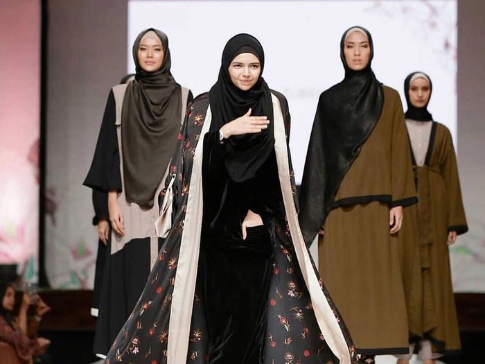 Foto desainer Vivi Zubedi ketika menggelar fashion show. Foto: instagram @vivizubedidaily. Foto desainer Vivi Zubedi ketika menggelar fashion show. Foto: instagram @vivizubedidaily.