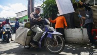  Para warga yang berjaga hanya memperbolehkan penghuni dan para pengantar makanan atau logistik yang bisa masuk ke kampung ini.