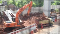 Sejumlah alat berat dikerahkan guna melakulan proses land clearing. 