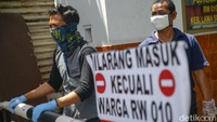 Kegiatan ini dilakukan atas inisiatif warga sendiri, mereka berjaga selam 24 jam bergantian.