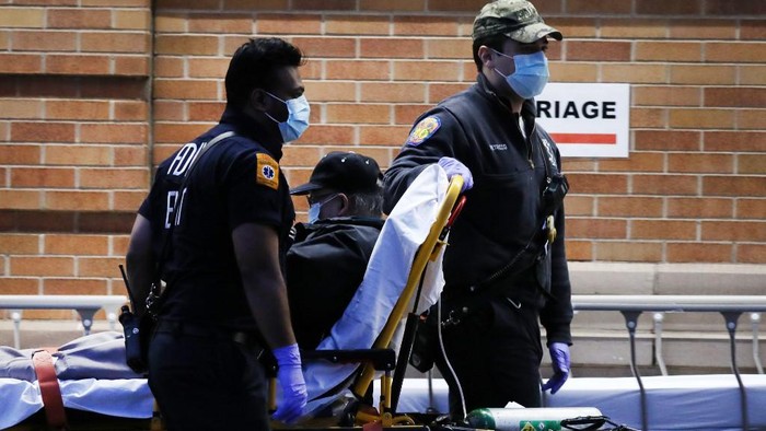 NEW YORK, NY APRIL 02: Medical workers bring in patients at a special coronavirus intake tent at Maimonides Medical Center in the Borough Park section of Brooklyn which has seen an upsurge of coronavirus patients on April 02, 2020 in New York City. Hospitals in New York City, which has been especially hard hit by the coronavirus, are facing shortages of beds, ventilators and protective equipment for medical staff. Currently, over 75,000 New Yorkers have tested positive for coronavirus (COVID-19).   Spencer Platt/Getty Images/AFP