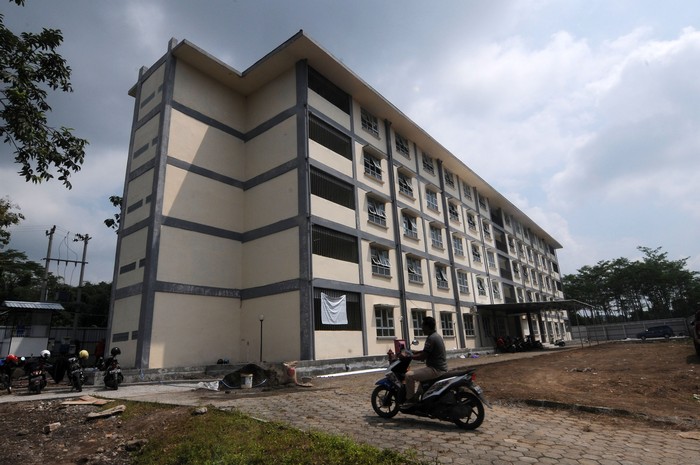 Pekerja beraktivitas memasang fasilitas pada lorong rusunawa di Mojosongo, Boyolali, Jawa Tengah, Kamis (2/3/2020). Pemerintah Kabupaten Boyolali menyiapkan rusunawa tersebut dimanfaatkan sebagai rumah sakit darurat untuk isolasi penanganan pasien dalam pengawasan (PDP) yang terjangkit virus COVID-19. ANTARA FOTO/Aloysius Jarot Nugroho/foc.