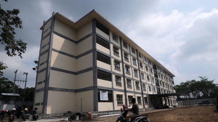 Pekerja beraktivitas memasang fasilitas pada lorong rusunawa di Mojosongo, Boyolali, Jawa Tengah, Kamis (2/3/2020). Pemerintah Kabupaten Boyolali menyiapkan rusunawa tersebut dimanfaatkan sebagai rumah sakit darurat untuk isolasi penanganan pasien dalam pengawasan (PDP) yang terjangkit virus COVID-19. ANTARA FOTO/Aloysius Jarot Nugroho/foc.