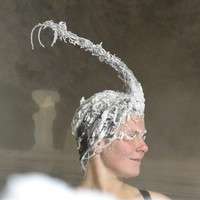 Ada kontes tata rambut unik di Kanada. Tidak membutuhkan hairstylist untuk menatanya, karena jika bentuknya semakin unik, maka kesempatan menangnya semakin besar. Kontes tersebut menantang pengunjung objek wisata Takhini Hot Springs untuk membekukan rambutnya.  Foto: dok. Takhini Hot Springs Hair Freezing Contest
