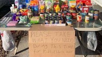  Silahkan ambil yang Anda butuhkan, untuk anak-anak, orang tua dan siapapun, tulis pesa singkat berisi makanan gratis tersebut. Foto: Istimewa