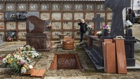 Julian Fernandez (59) berdiri di pemakaman ibunya, Rosalia (86) yang menjadi korban vorus Covid-19, di Zarza de Tajo, kota kecil di tengah Spanyol, (1/4/2020).  Spanyol menjadi salah satu negara dengan tingkat kematian atau Case Fatality rate (CFR) tertinggi akibat virus corona dengan 9,01 persen. AP Photo/Bernat Armangue. 