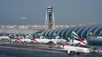 Keadaan Bandara Internasional Dubai pada 11 Desember 2019. Emirates terbang dengan jumlah penumpang yang terbatas. Pesawat akan mengangkut pengunjung di Uni Emirat Arab yang ingin kembali ke negara masing-masing. Emirates menghentikan semua layanan penerbangan di seluruh dunia pada 25 Maret lalu termasuk penerbangan dari atau menuju Indonesia (Foto: AP/Jon Gambrell)