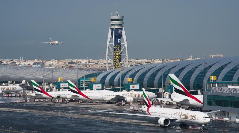 Emirates di Bandara Dubai CORRECTS TO SAY THAT EMIRATES HAS DRAMATICALLY CUT ITS PASSENGER FLIGHT DESTINATIONS AND NOT SUSPENDED ALL FLIGHTS. -- FILE - In this Dec. 11, 2019 file photo, an Emirates jetliner comes in for landing at Dubai International Airport in Dubai, United Arab Emirates. On Sunday, March 22, 2020, long-haul carrier Emirates it has dramatically cut its passenger flight destinations from 145 locations to just 13 countries. (AP Photo/Jon Gambrell, File)
