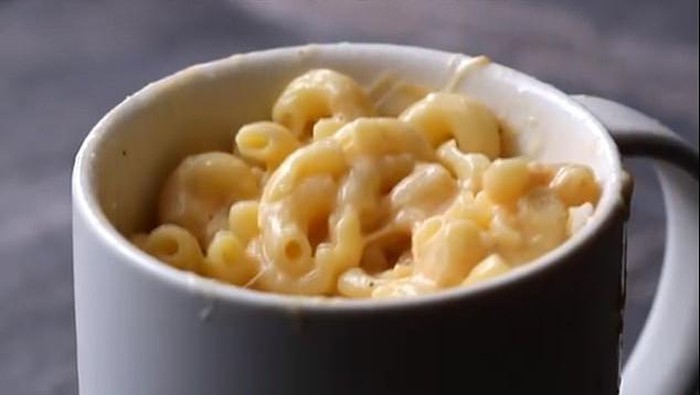 Masak dengan cangkir di microwave