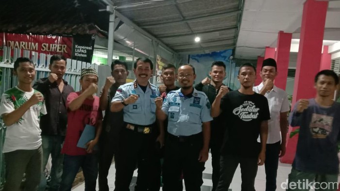 Para napi berfoto dengan petugas Lapas Klaten sebelum dirumahkan