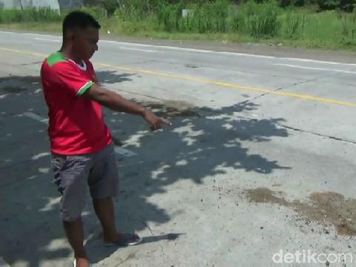 Satu keluarga yang mengendarai motor tertabrak MPV. Seorang anak tewas di lokasi, sedangkan kedua orang tuanya mengembuskan napas terakhir di rumah sakit.