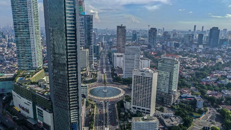 KUALITAS UDARA JAKARTA MEMBAIK Foto udara suasana gedung bertingkat di kawasan Jalan Jendral Sudirman, Jakarta, Jumat (3/4/2020). Memasuki minggu ketiga imbauan kerja dari rumah atau work from home (WFH), kualitas udara di Jakarta terus membaik seiring dengan minimnya aktivitas di Ibu Kota. Berdasarkan data dari situs pemantauan udara AirVisual.com pada Kamis 3 April pada pukul 12.00 WIB, Jakarta tercatat sebagai kota dengan indeks kualitas udara di angka 55 atau masuk dalam kategori sedang. ANTARA FOTO/Galih Pradipta/pras.