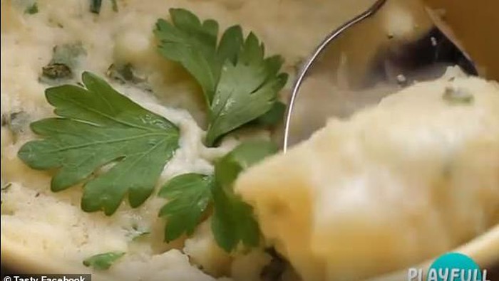 Masak dengan cangkir di microwave