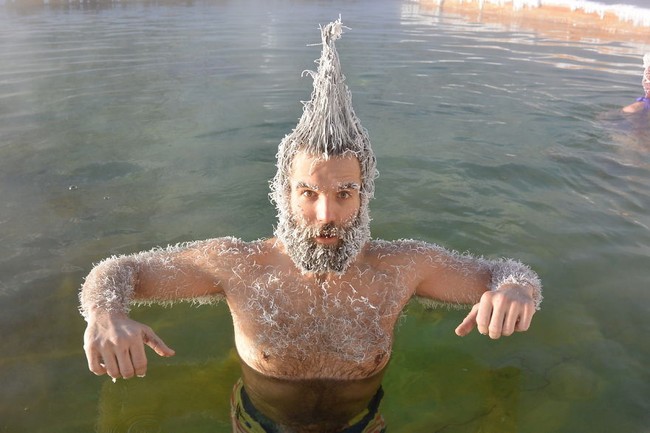 Ini pria yang dinobatkan sebagai Best Male dalam kontes membekukan rambut tersebut.  Foto: dok. Takhini Hot Springs Hair Freezing Contest