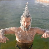 Ini pria yang dinobatkan sebagai Best Male dalam kontes membekukan rambut tersebut.  Foto: dok. Takhini Hot Springs Hair Freezing Contest