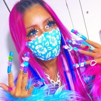 Seperti selebgram lainnya, cosplayer Jepang memilih masker bermotif dan berwarna mencolok sebagai pelindung ketika keluar rumah. Foto: Instagram @dededooo