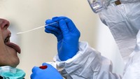 Tim medis keliling mengambil sampel air liur untuk dites virus Corona, di Roma, Italia, (1/4/2020).  Akibat banyaknya jumlah kematian akibat virus ini, pemerintah Italia memperpanjang lockdown hingga 13 April mendatang untuk mencegah penyebaran virus corona. Cecilia Fabiano/LaPresse via AP.