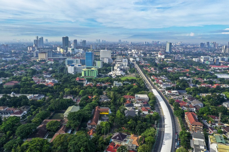 KUALITAS UDARA JAKARTA MEMBAIK Foto udara suasana gedung bertingkat di kawasan Jalan Jendral Sudirman, Jakarta, Jumat (3/4/2020). Memasuki minggu ketiga imbauan kerja dari rumah atau work from home (WFH), kualitas udara di Jakarta terus membaik seiring dengan minimnya aktivitas di Ibu Kota. Berdasarkan data dari situs pemantauan udara AirVisual.com pada Kamis 3 April pada pukul 12.00 WIB, Jakarta tercatat sebagai kota dengan indeks kualitas udara di angka 55 atau masuk dalam kategori sedang. ANTARA FOTO/Galih Pradipta/pras.