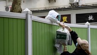 Orang-orang mulai belanja dengan cara yang unik sekaligus tetap menjaga dan melindungi diri dari sebaran virus corona. Belanja jarak jauh ternyata jadi cara paling populer.  Foto: AFP via Getty Images/ANNE-CHRISTINE POUJOULAT