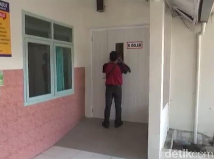 DPRD Nganjuk angkat bicara soal terbatasnya ruang isolasi pasien corona di RSUD setempat. Dewan menyayangkan RSUD Nganjuk yang tidak bisa merawat 17 Pasien Dalam Pengawasan (PDP).