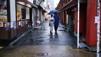 Lorong pertokoan dan cinderamata di pusat turis Asakusa, Tokyo, (1/4).