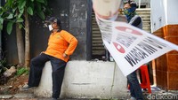 Warga berjaga di pintu masuk untuk membatasi keluar masuk di Kampung Perigi, Tanah Kusir, Kebayoran Lama Selatan, Jakarta, Kamis (3/4/2020).