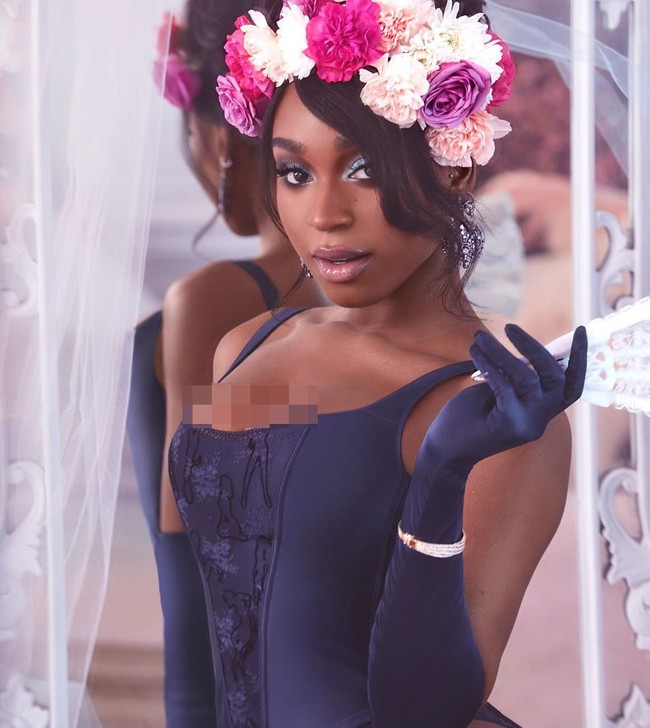 Gayanya juga dilengkapi head-piece berbentuk bunga nan dramatis. Tidak ketinggalan sepasang sarung tangan panjang yang mempertegas aura seksinya. (Foto: Instagram)