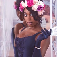 Gayanya juga dilengkapi head-piece berbentuk bunga nan dramatis. Tidak ketinggalan sepasang sarung tangan panjang yang mempertegas aura seksinya. (Foto: Instagram)