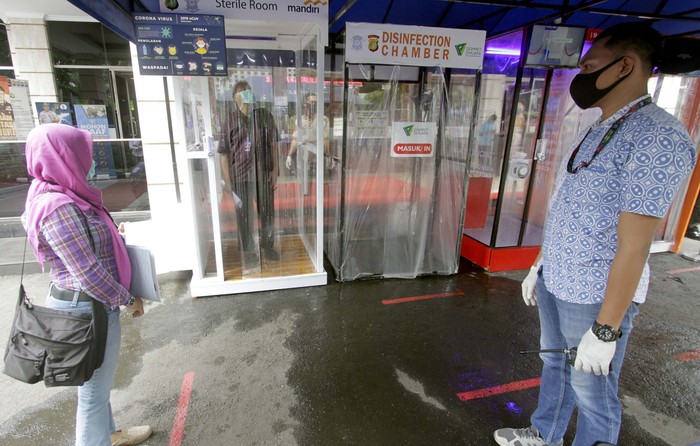 Bilik Antiseptik untuk Polda Metro Jaya Polda Metro Jaya menerima bantuan bilik antiseptik guna mencegah dan memutus rantai penyebaran virus Corona di lingkungan kerjanya di Jakarta.
