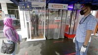 Dirlantas Polda Metro Jaya Kombes (Pol) Sambodo Purnomo Yogo menjajal langsung sekaligus menerima secara simbolis bantuan bilik disinfektan atau sterilisasi di Markas besar Polda Metro Jaya, Jakarta, Jumat (3/4/2020). Foto: dok. Polda Metro Jaya