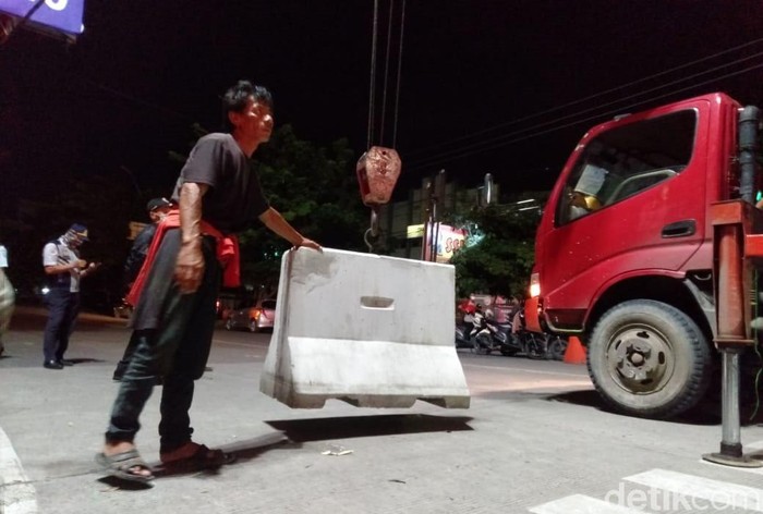 Pemerintah Kota Tegal, Jawa Tengah, membuka blokade movable concrete barrier (MCB) 
beton penutup jalan di beberapa ruas jalan, Kamis (2/4/2020) malam.