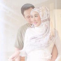 Berbagi rahasia yang disimpannya selama ini, Dian Pelangi pun menampilkan foto dirinya yang perutnya sudah tampak buncit. Dalam foto maternity yang dilakukan di rumah itu, Dian juga tampil dengan  hijab yang merupakan karyanya dari brand @dianpelangistudio. Foto: Instagram Story @dianpelangi