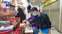 Meski cuci tangan menggunakan air dan sabun adalah yang paling di anjurkan, namun cuci tangan menggunakan hand sanitizer tetaplah solusi yang cukup membantu ketika tidak terlalu mudah mengakses air seperti misalnya di pasar tradisional. Dok.RuangSandi