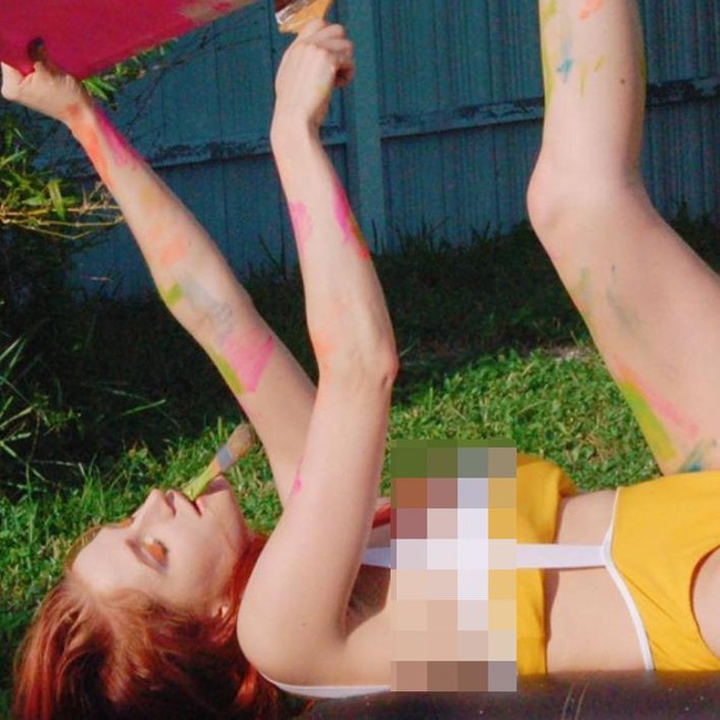 Tak hanya mendapatkan lukisan, konsumen yang membeli lukisannya pun mendapatkan video proses pembuatan lukisannya tersebut. Bisa jadi, orang tidak benar-benar menikmati karya Chelsea, namun hanya ingin melihat proses pembuatannya.  Foto: dok. Instagram