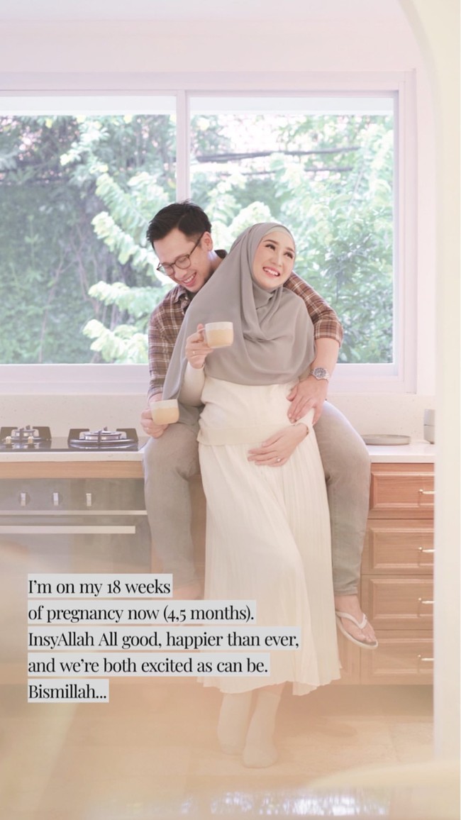 Dalam foto kehamilannya ini, Dian Pelangi tampak mengenakan atasan lengan panjang yang dipadukan dengan rok pleats warna putih polos. Dian tak lupa menutupi kakinya dengan kaus kaki.Foto: Instagram Story @dianpelangi