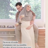 Dalam foto kehamilannya ini, Dian Pelangi tampak mengenakan atasan lengan panjang yang dipadukan dengan rok pleats warna putih polos. Dian tak lupa menutupi kakinya dengan kaus kaki.Foto: Instagram Story @dianpelangi