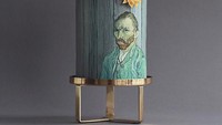 Jika ingin melihat koleksi mereka berdua, Anda bisa mengunjungi laman websitenya. Salah satu koleksinya yaitu kue dua tingkat dengan hiasan berbeda berikut. Untuk tingkat pertama terdapat lukisan wajah Van Gogh. Di tingkat kedua dihias dengan warna emas metalic serta ornamen bunga matahari yang cantik. Foto: Instagram @tortiannuchka