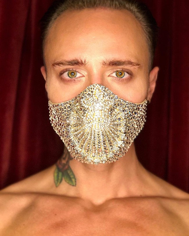 Untuk melengkapi penampilan panggung, pria ini membuat masker bernuansa glamour. Foto: Instagram @the_tinus