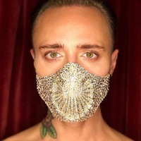 Untuk melengkapi penampilan panggung, pria ini membuat masker bernuansa glamour. Foto: Instagram @the_tinus