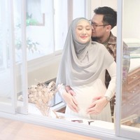 Dian Pelangi menyampaikan kabar bahagia itu melalui Instagram Story. Alhamdulillah, were currently expecting a new family member, ungkap Dian yang usia kehamilannya sudah 18 minggu atau 4,5 bulan. Foto: Instagram Story @dianpelangi