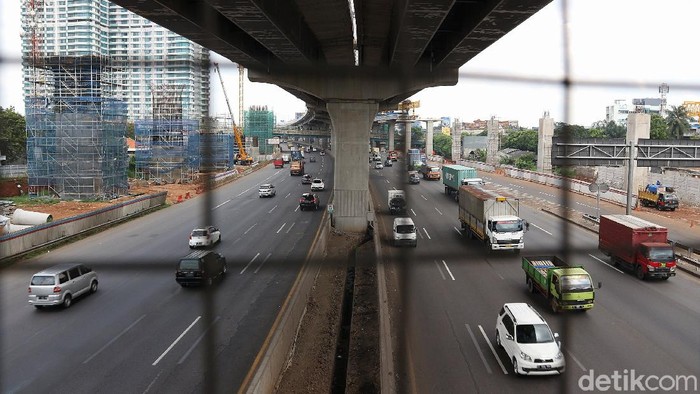 Suasana arus lalu lintas ramai lancar di Jalan Tol Jakarta Cikampek KM 12, Kota Bekasi, Jawa Barat, Jumat (3/4/2020).