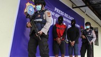 Selain itu Polairud Polda Riau juga berhasil mengungkap kasus illegal logging. Dua orang pelaku beserta barang bukti berhasil diamankan.
