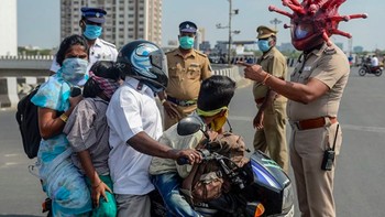 Polisi ini terpikir untuk memodifikasi helmnya menjadi seperti wujud virus corona dengan maksud agar warga benar-benar memperhatikan ucapannya agar diam di rumah. Foto: via Brainberries