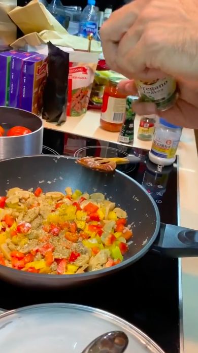 Darius Sinathrya masak spaghetti bolognese