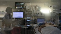Seorang pasien Covid-19 dirawat di ruang ICU di ruymah sakit di Barcelona, Spanyol (1/4/2020).  Spanyol menjadi negara ketiga dengan angka positif terbanyak akibat virus corona saat ini dengan 110.238 kasus positif dan 10.0003 kematian. AP Photo/Felipe Dana.