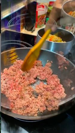 Darius Sinathrya masak spaghetti bolognese