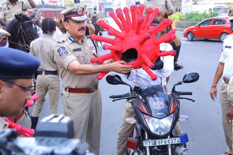 polisi helm corona
