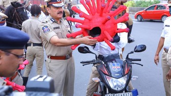 Tak hanya Inspektur Rajesh, cara ini juga dipakai tim kepolisian di kota lainnya di India, yakni di Hyderabad.  Foto: Twitter @hydcitypolice