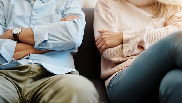 Suami dan istri Jealousy, cheating or infidelity in relationship concept. Sad upset couple. No trust. Jealous wife or cheating husband. Married man and woman fighting. Silent treatment and communication problem.